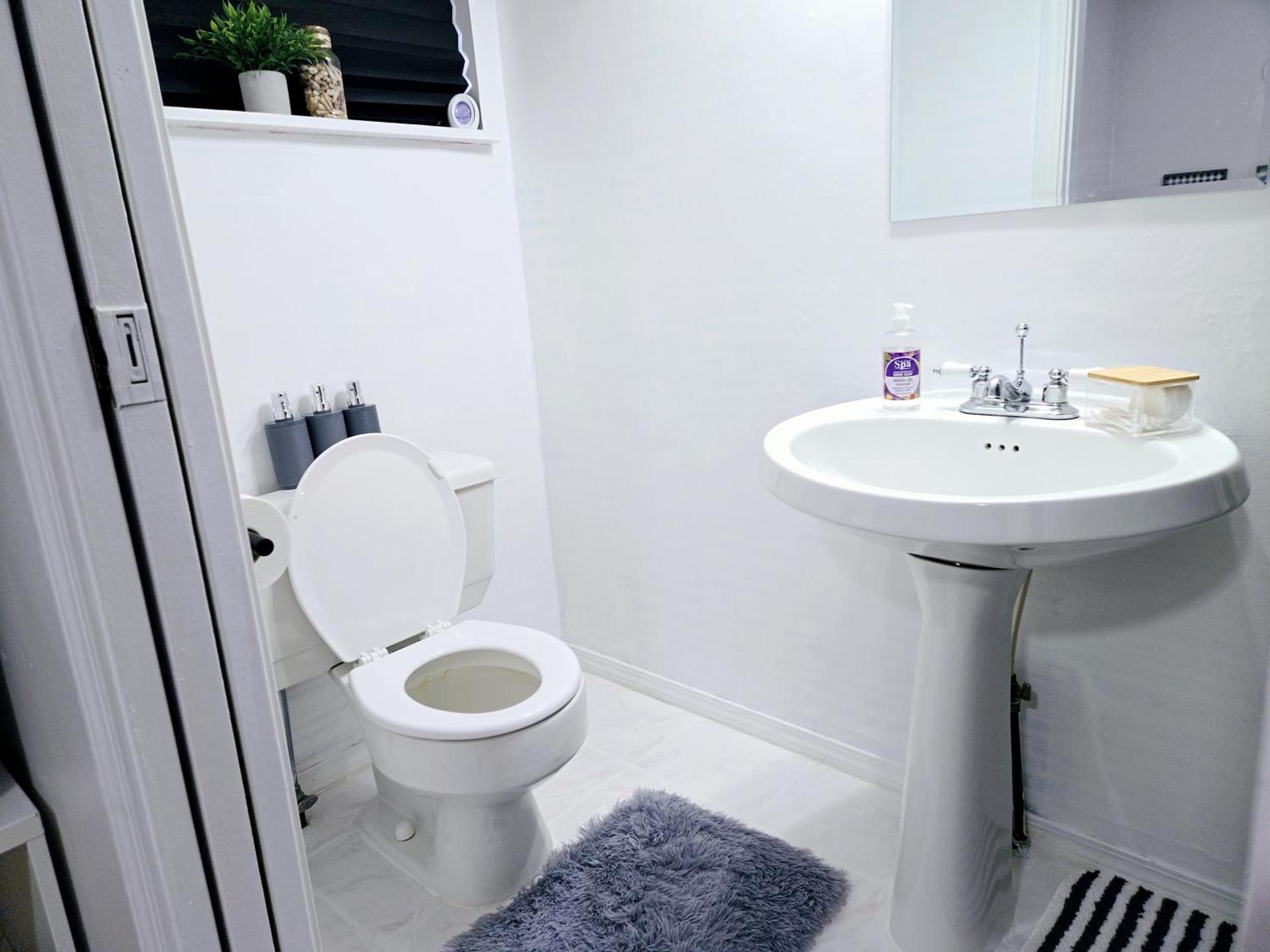 Charming Room With Attached Private Bath In The Heart Of Vancouver! Private Parking, Self Check-In & Just 4 Mins To Metrotown! Bagian luar foto