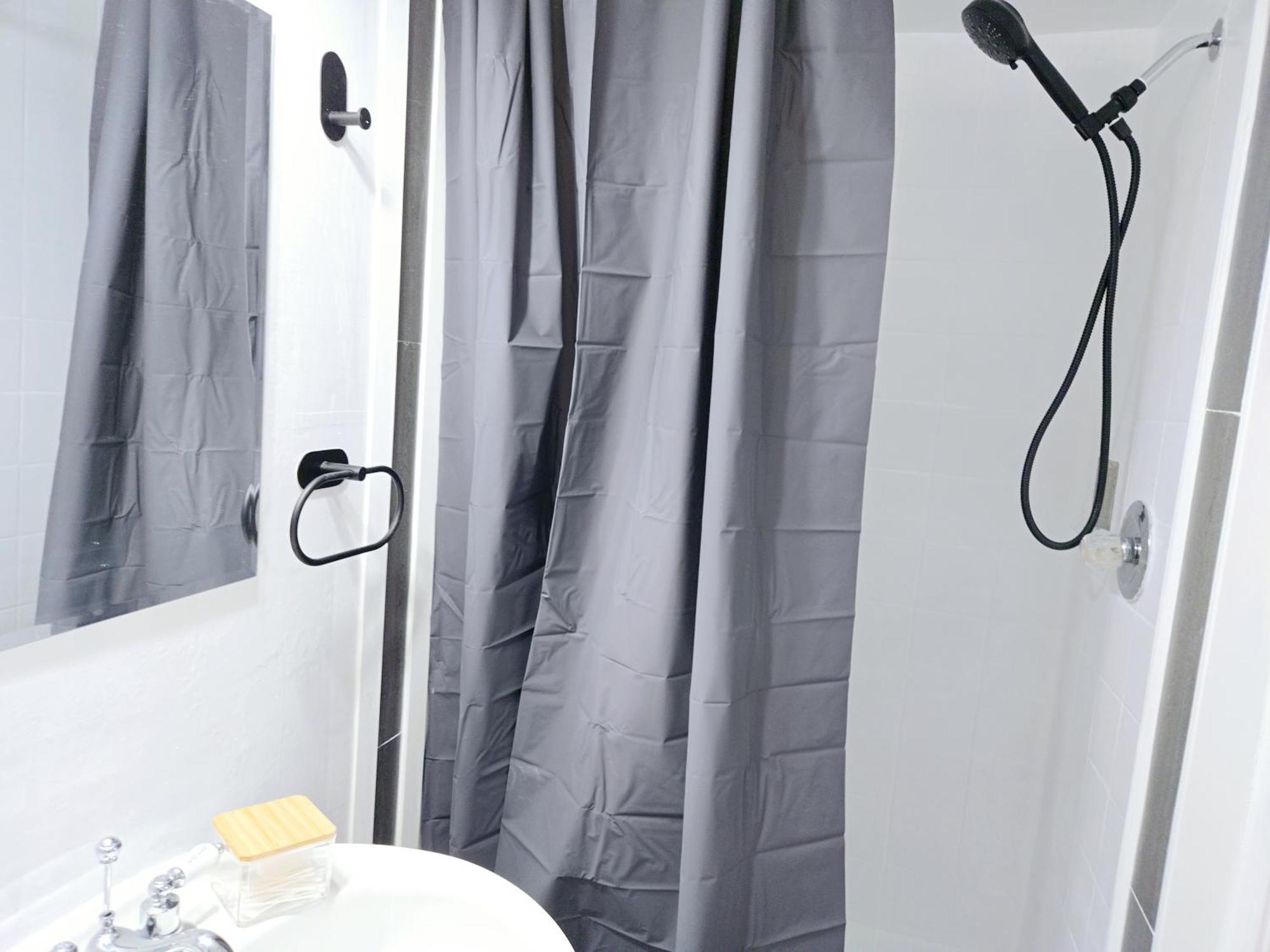 Charming Room With Attached Private Bath In The Heart Of Vancouver! Private Parking, Self Check-In & Just 4 Mins To Metrotown! Bagian luar foto