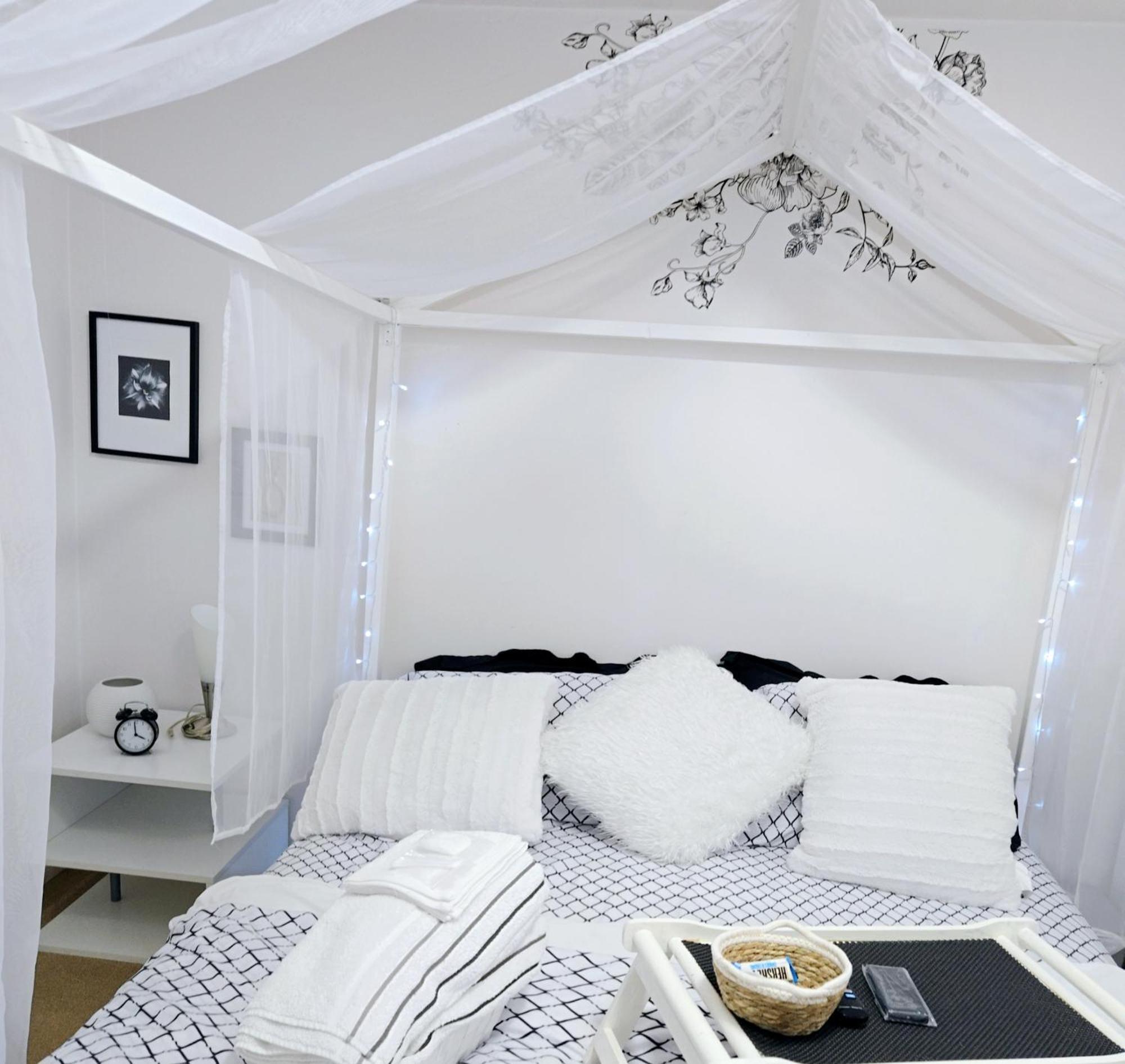 Charming Room With Attached Private Bath In The Heart Of Vancouver! Private Parking, Self Check-In & Just 4 Mins To Metrotown! Bagian luar foto
